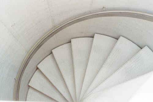 白色螺旋楼梯的高角度照片