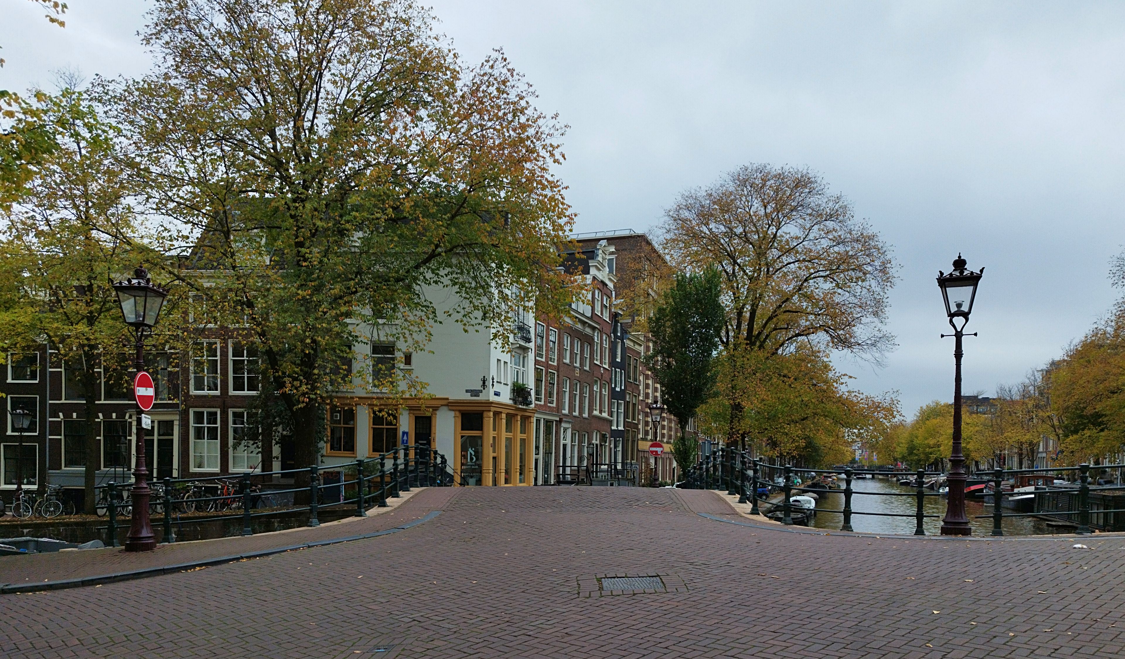 Amsterdam canal in October, the shoulder-season value window