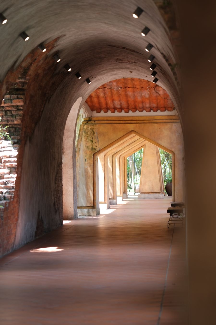 Galerie d'arches baignée de lumière