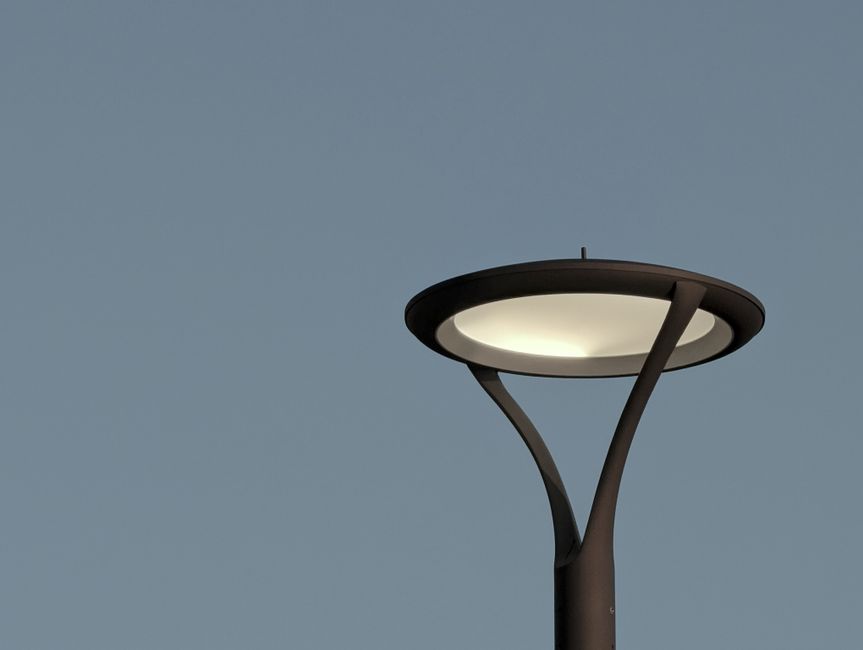Malam di Bawah Lampu Kampus