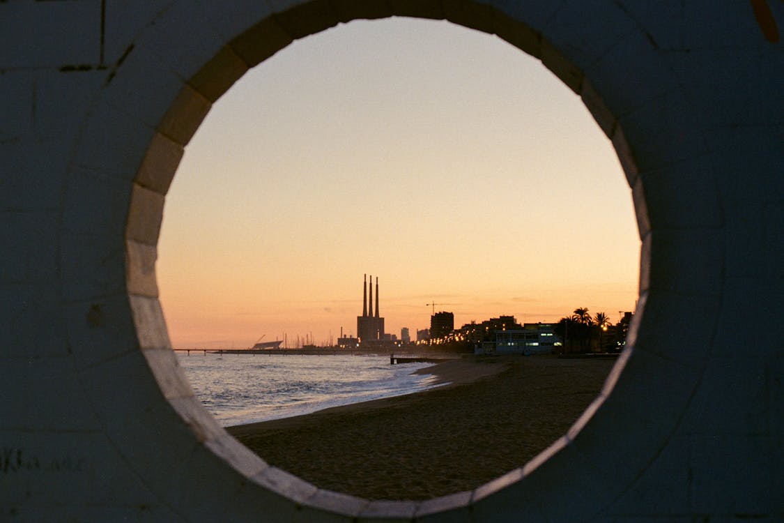 Základová fotografie zdarma na téma 35mm film, plážový západ slunce, přirozené rámování
