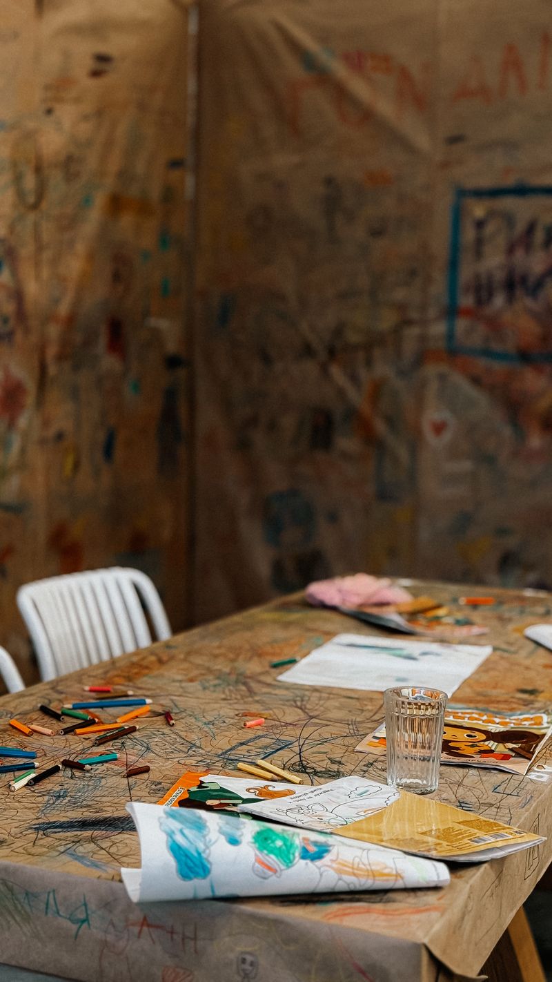 Meja studio seni dengan gambar dan alat menggambar
