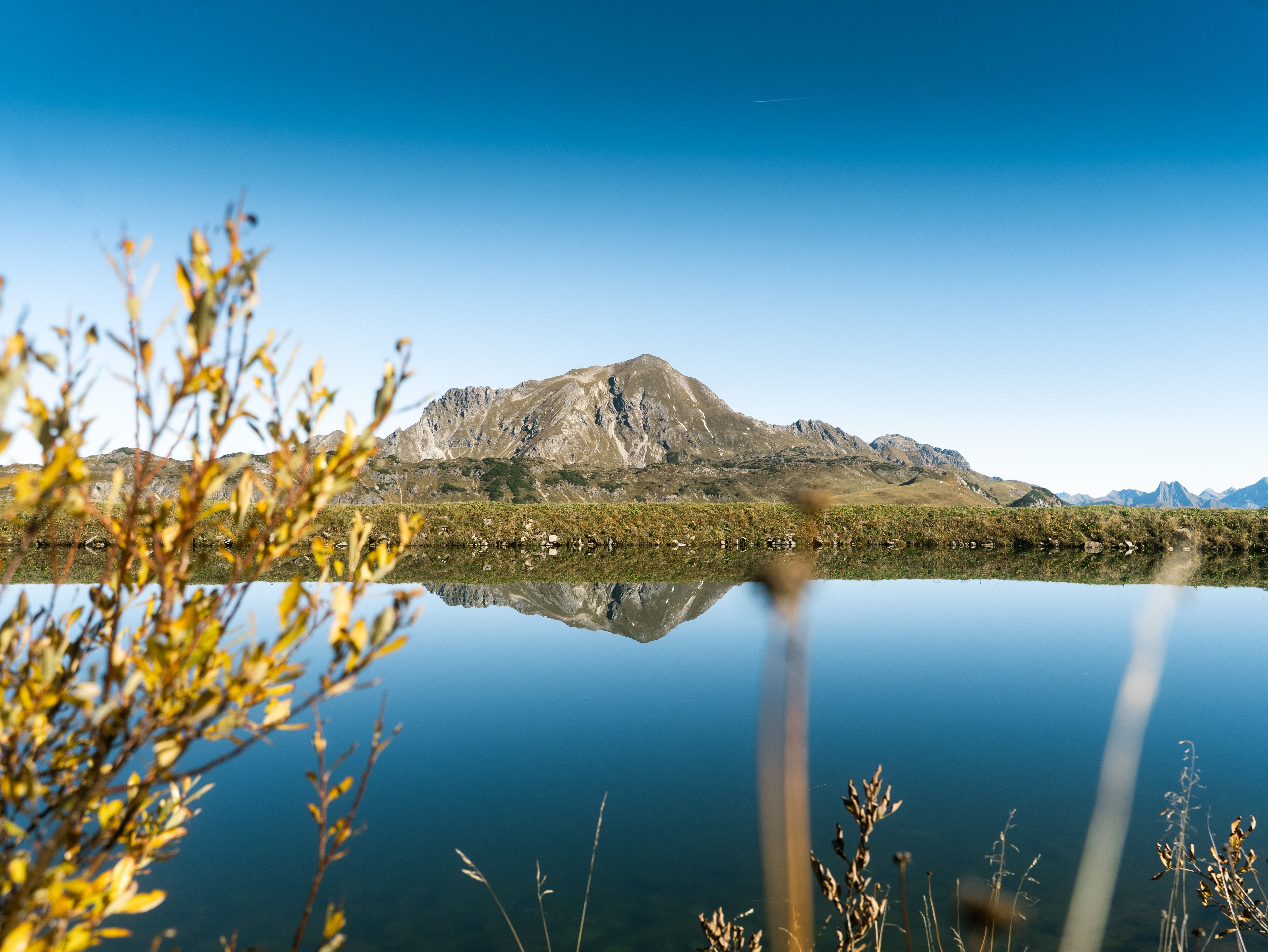 Tranquil Alpine Lake with Mountain Reflection · Free Stock Photo