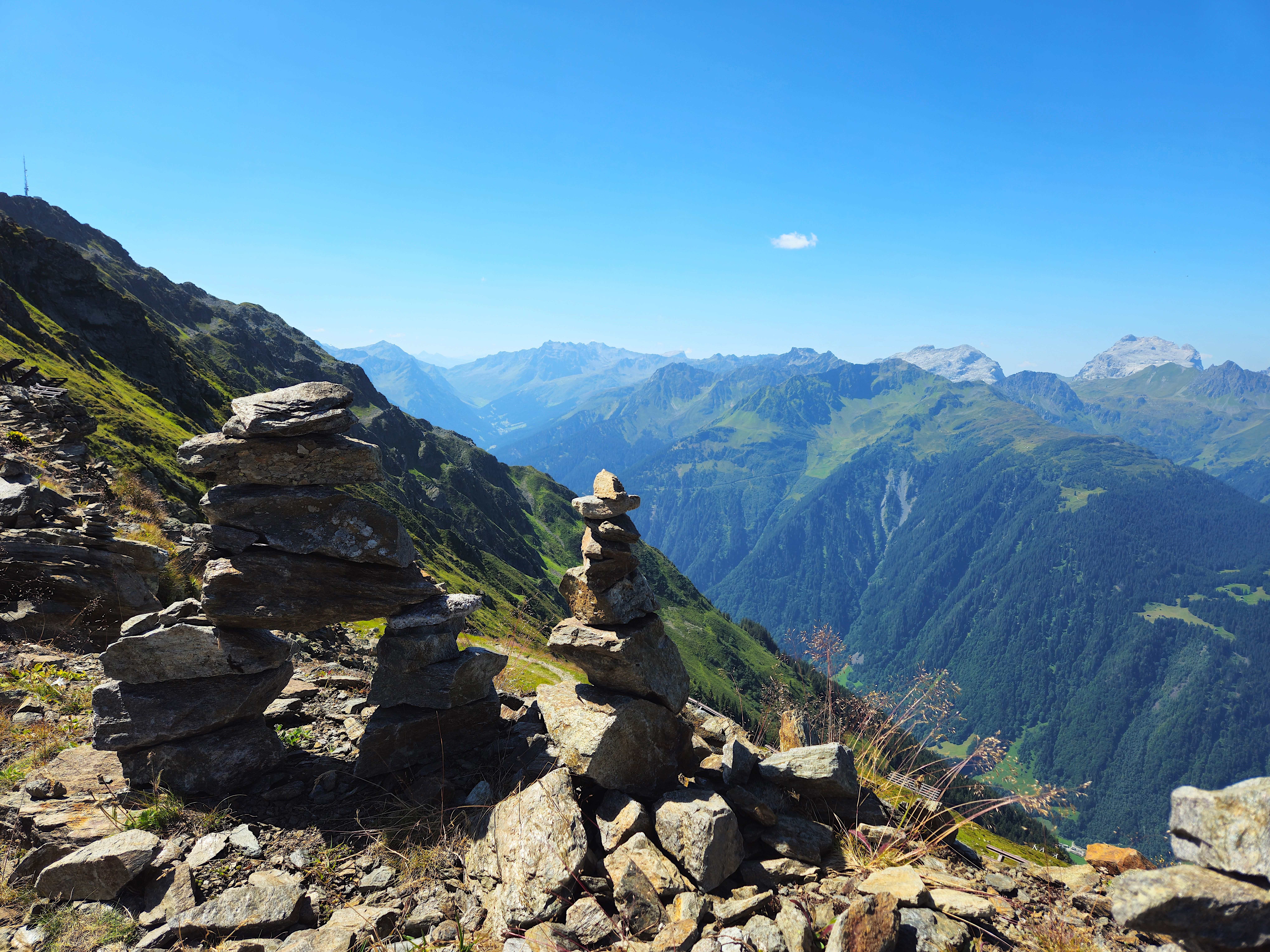 Le Secret des Pierres qui Murmurent dans la Vallée des Anciens : Quand les Rochers Révèlent des Voix