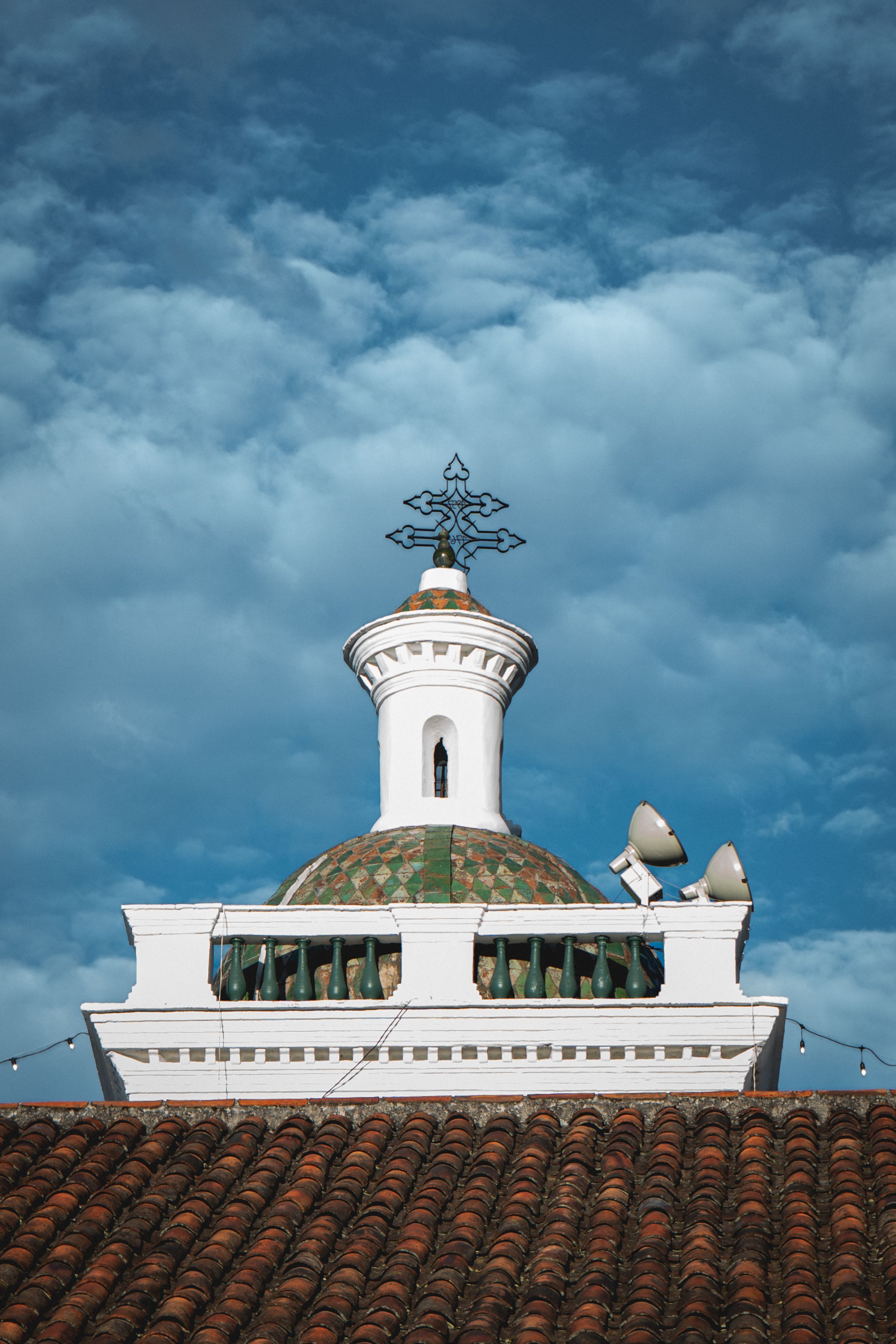 Fotomural Hermosa vista de la icónica cúpula de la Iglesia de San Francisco en Cuenca, Ecuador, con un fondo de cielo vívido.
