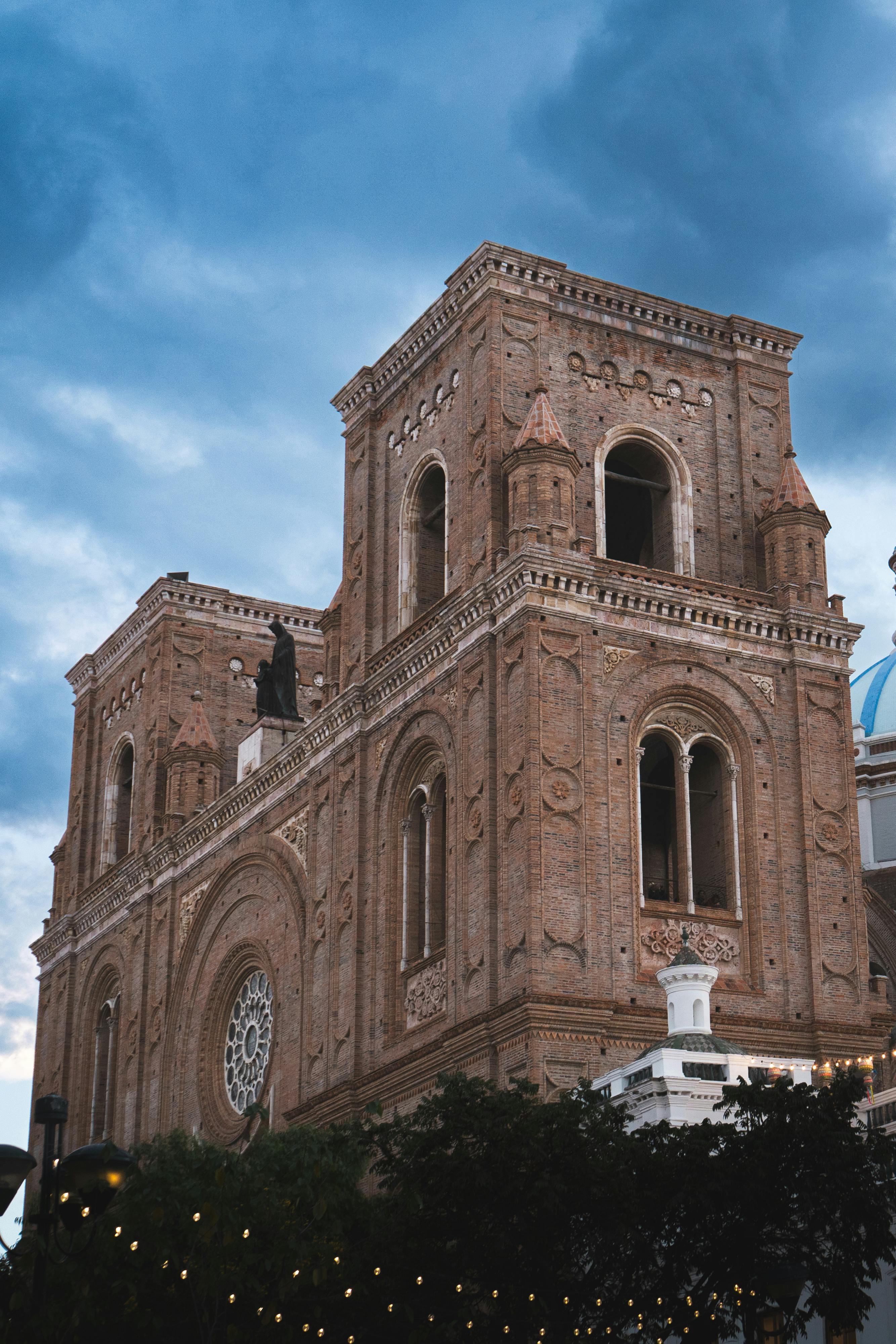 ¿Cómo se explica la Independencia de Ecuador y sus figuras más recordadas?