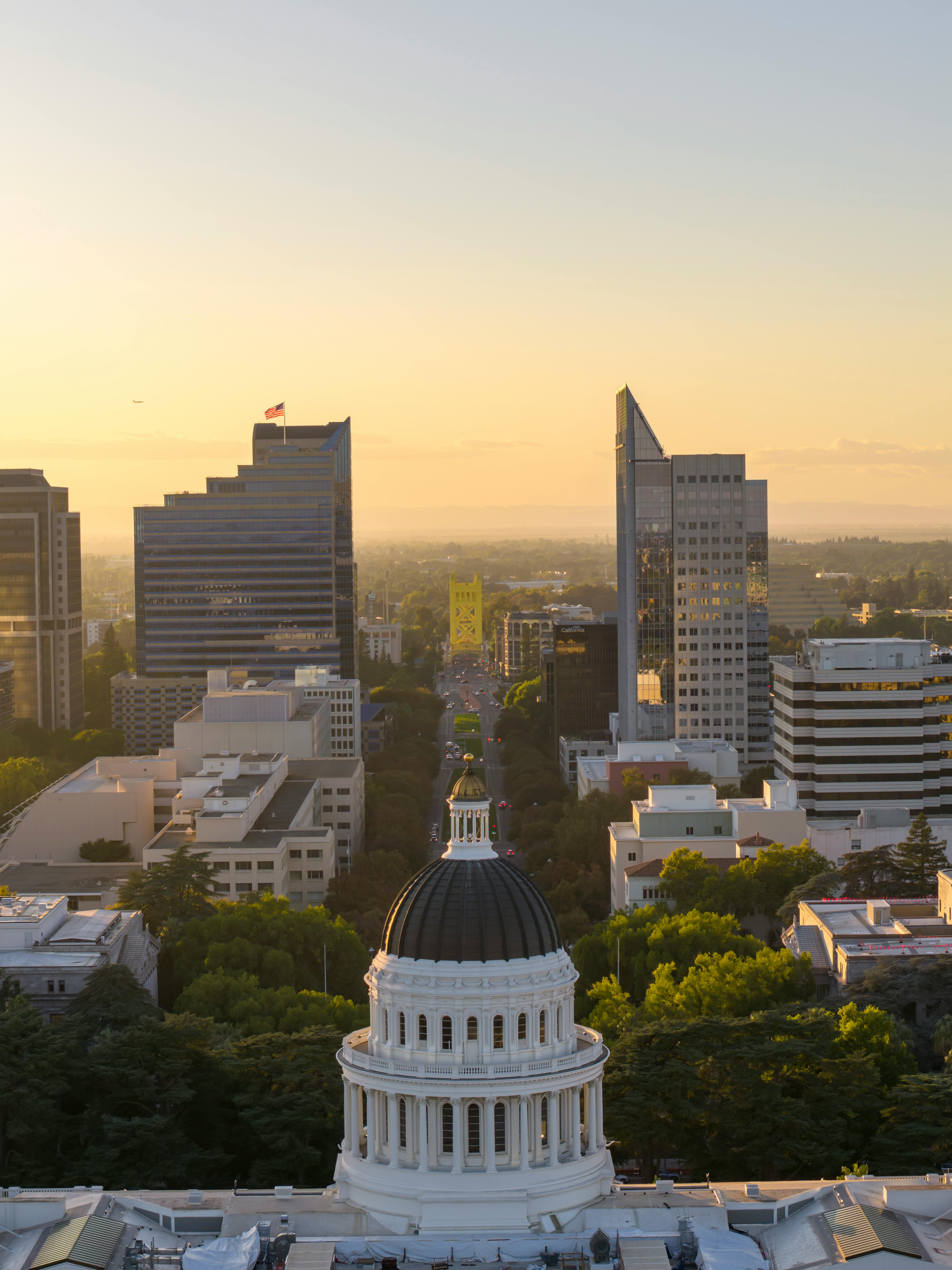 무료 황금 시간대에 캘리포니아 주 의사당이 보이는 새크라멘토 스카이라인의 매혹적인 공중 사진입니다. 스톡 사진