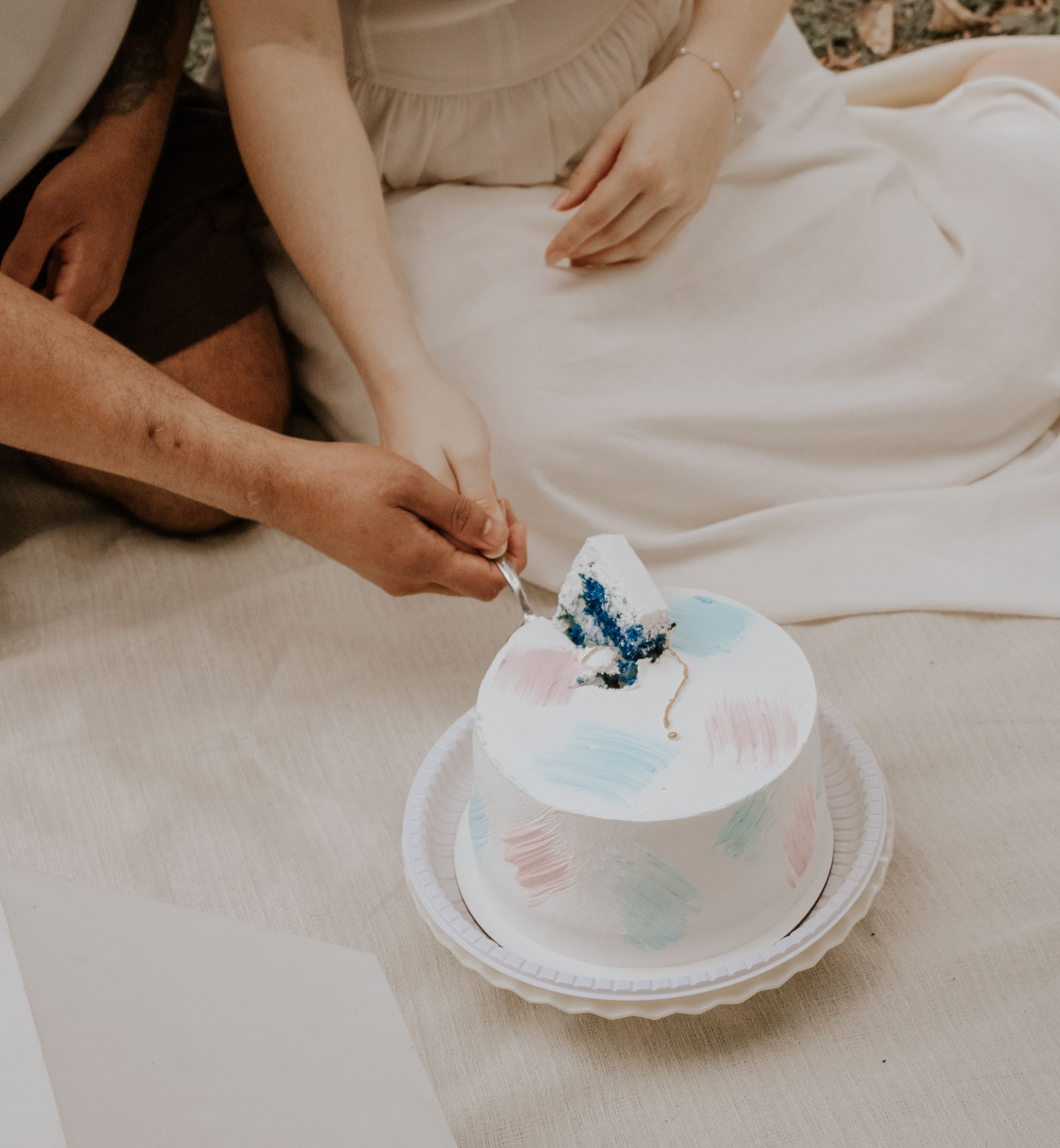 Gender reveal party with pastel cake outdoors  Free Stock Photo