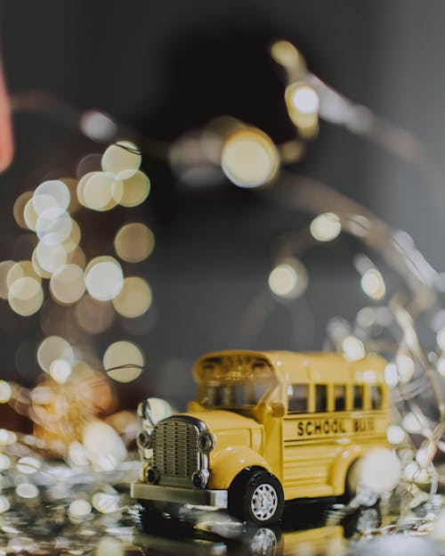 免费 黄色校车玩具与光反射 素材图片