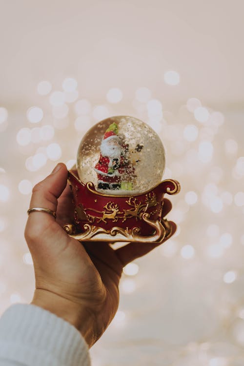 Foto De Persona Sosteniendo Una Bola De Navidad