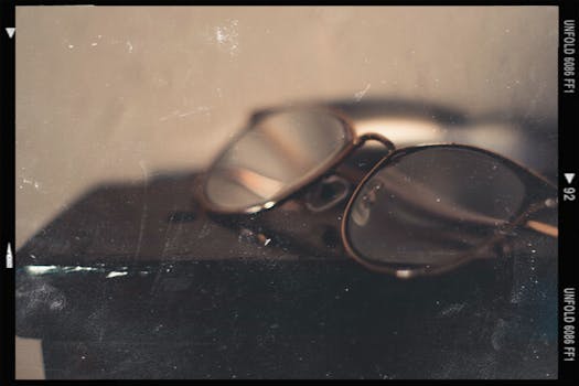 一本老式眼镜特写下的书，营造出经典而温暖的氛围