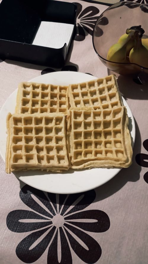 Free Waffles deliciosos en plato en la mesa Stock Photo
