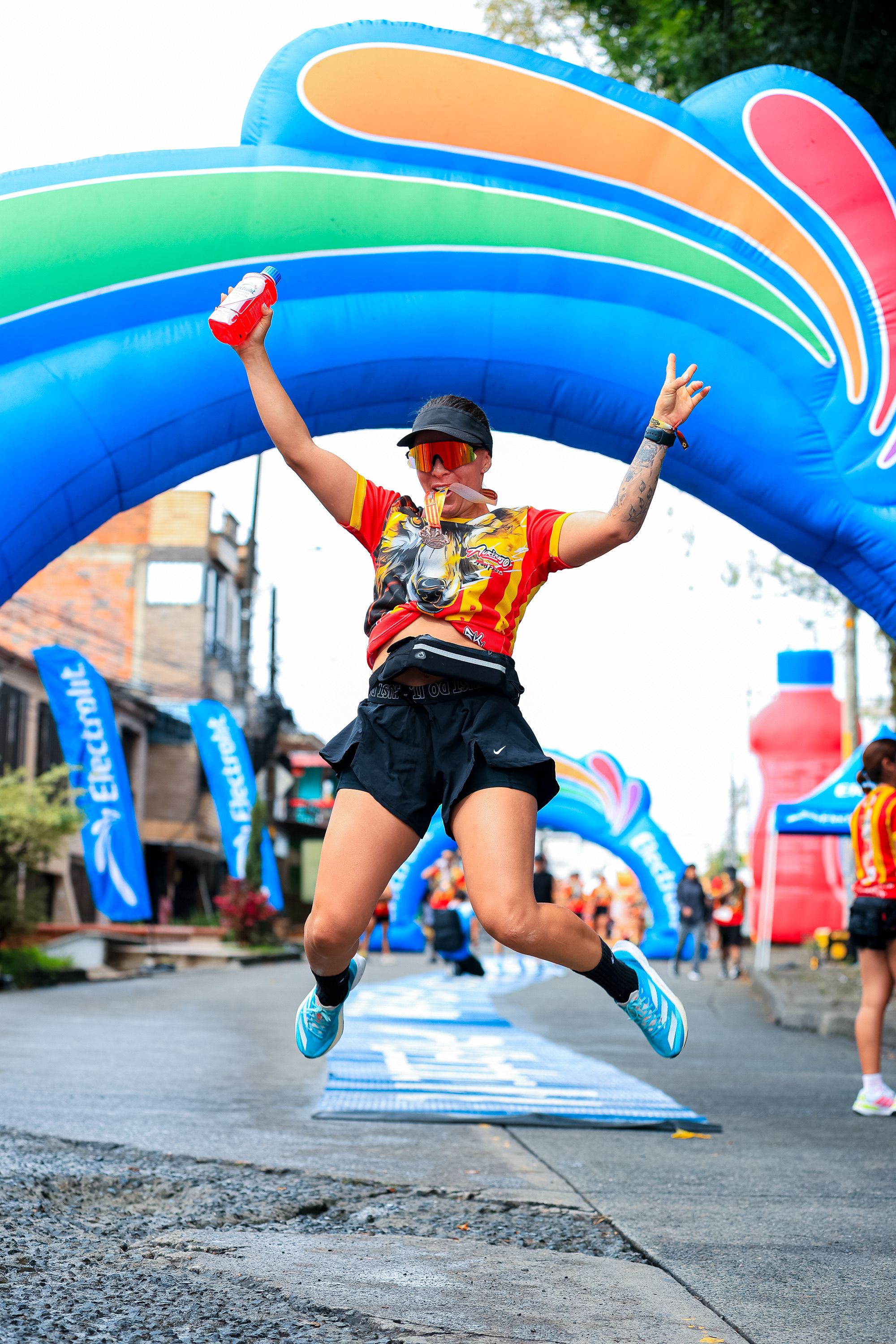 Energetic Runner Jumping at Pereira Marathon · Free Stock Photo