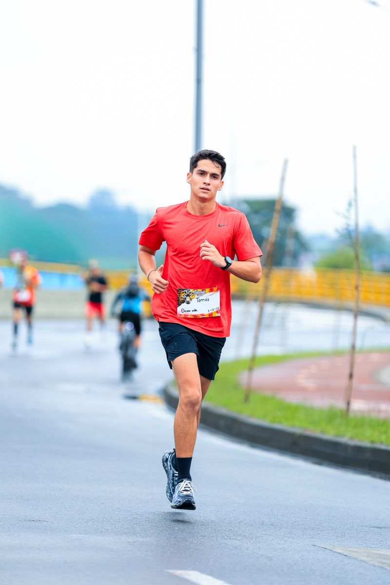 Atleta corriendo con enfoque y determinacion al aire libre