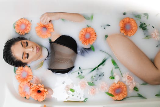 一位身着黑色上衣的女子，正浸泡在橙花牛奶浴中，散发着放松与优雅的气息
