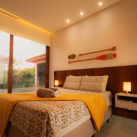 Warm boutique hotel room interior — photo by Alef Morais on Pexels