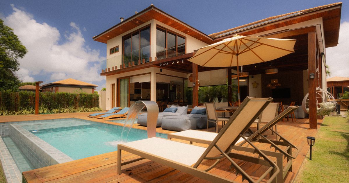 Vila elegante com piscina privativa e espreguiçadeiras para o máximo relaxamento.
