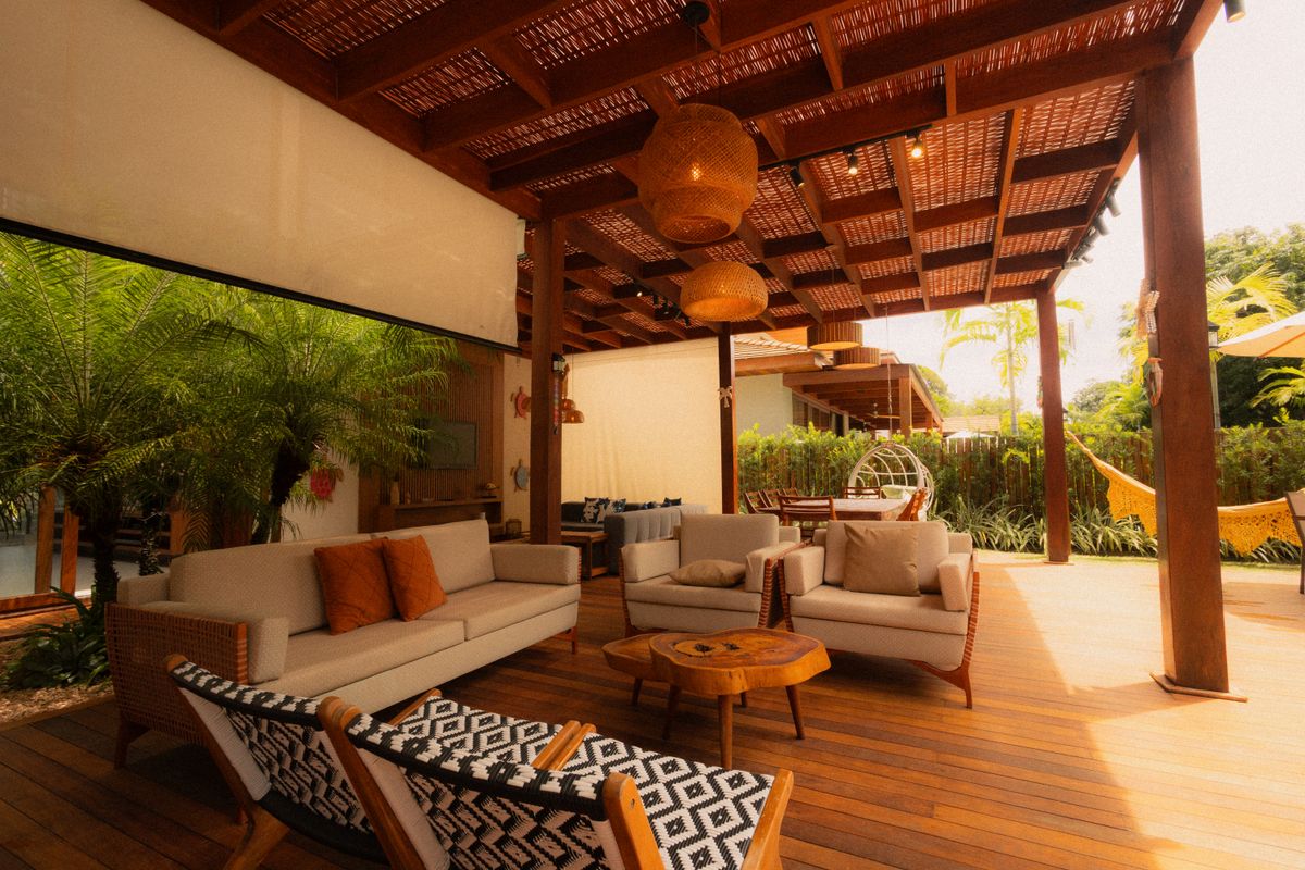 Pátio exterior contemporâneo com madeira e vegetação densa