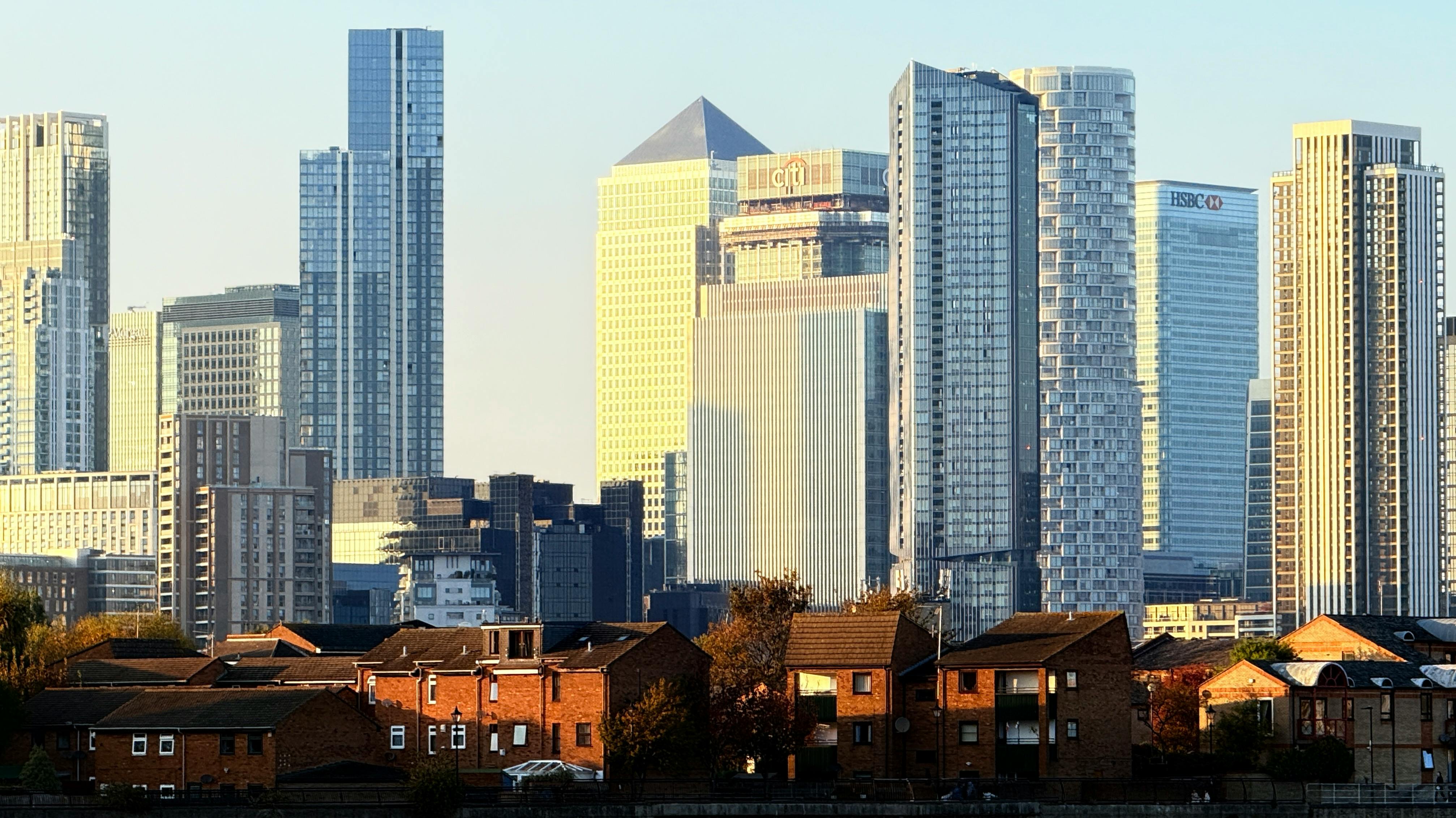 İngiltere'deki popüler iş sektörlerini ve kariyer fırsatlarını simgeleyen, Londra silüeti önünde çalışan profesyoneller.