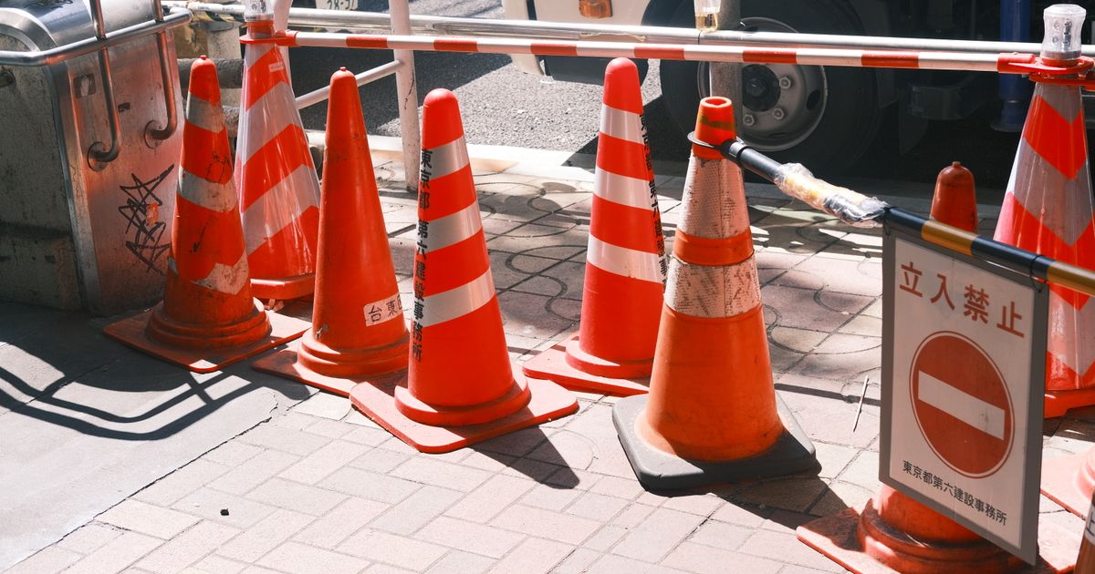 工事現場に並ぶカラーコーンと立入禁止の標識