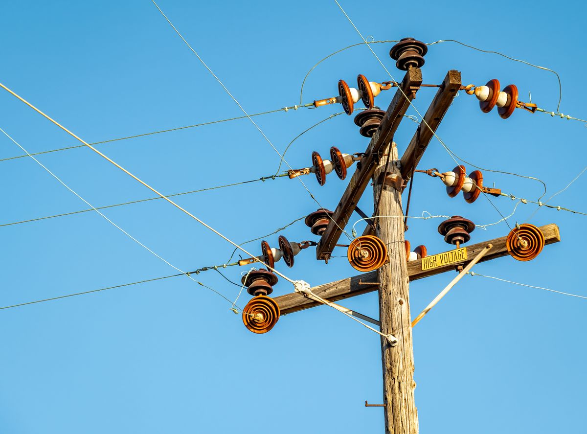 高圧送電線と鉄塔 — AIデータセンターを支える電力バリューチェーン