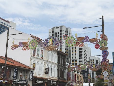 Le vivaci decorazioni di Diwali adornano le strade di Little India a Singapore, catturando lo spirito festivo.
