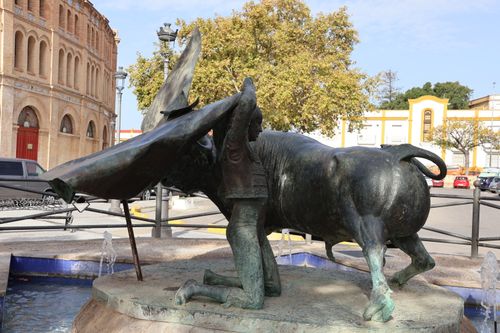 Free Dynamic sculpture of bull and matador in El Puerto de Santa María, Spain, capturing traditional bullfighting. Stock Photo