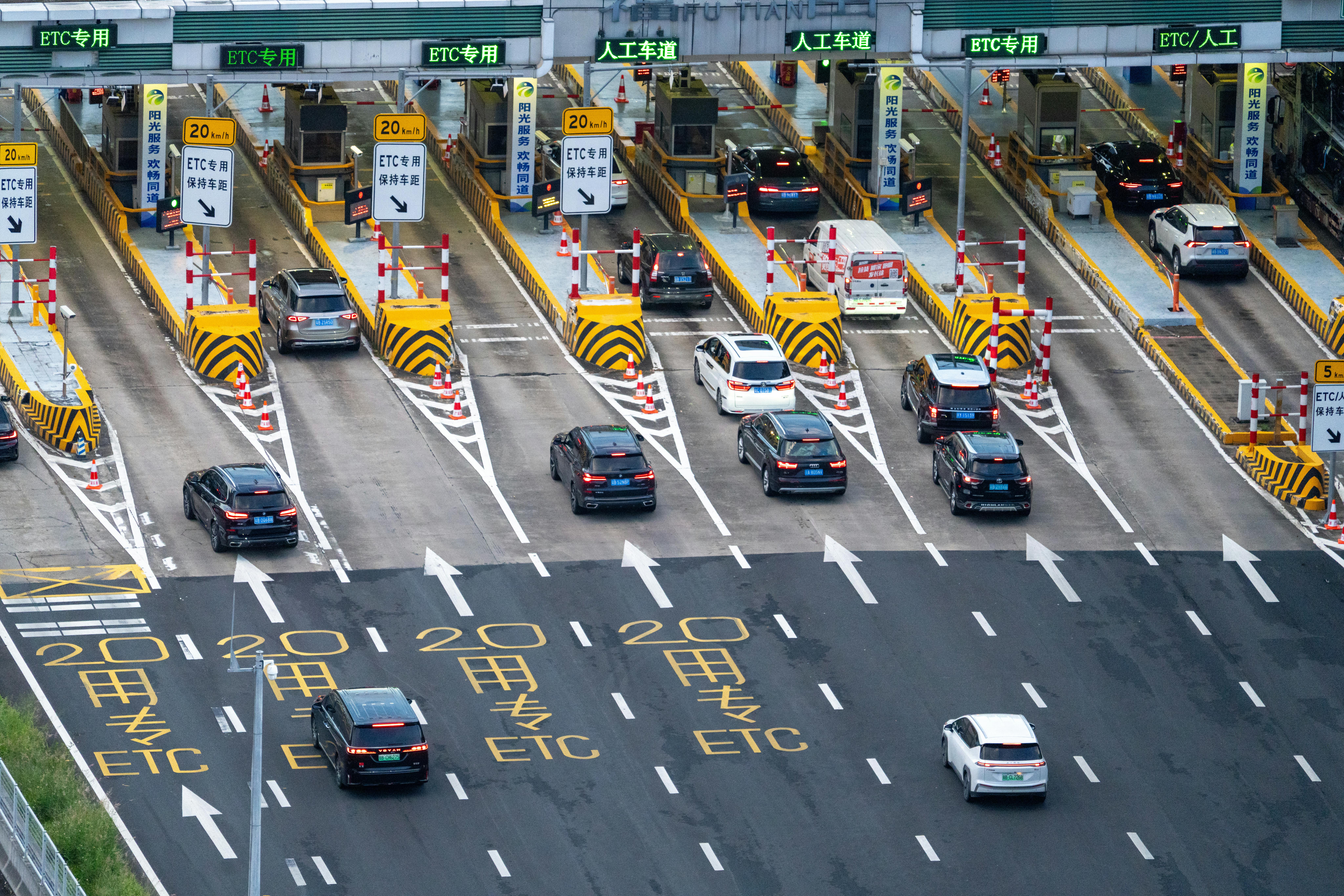Overhead photo of a busy toll plaza with multiple cars and lanes, featuring ETC lanes.