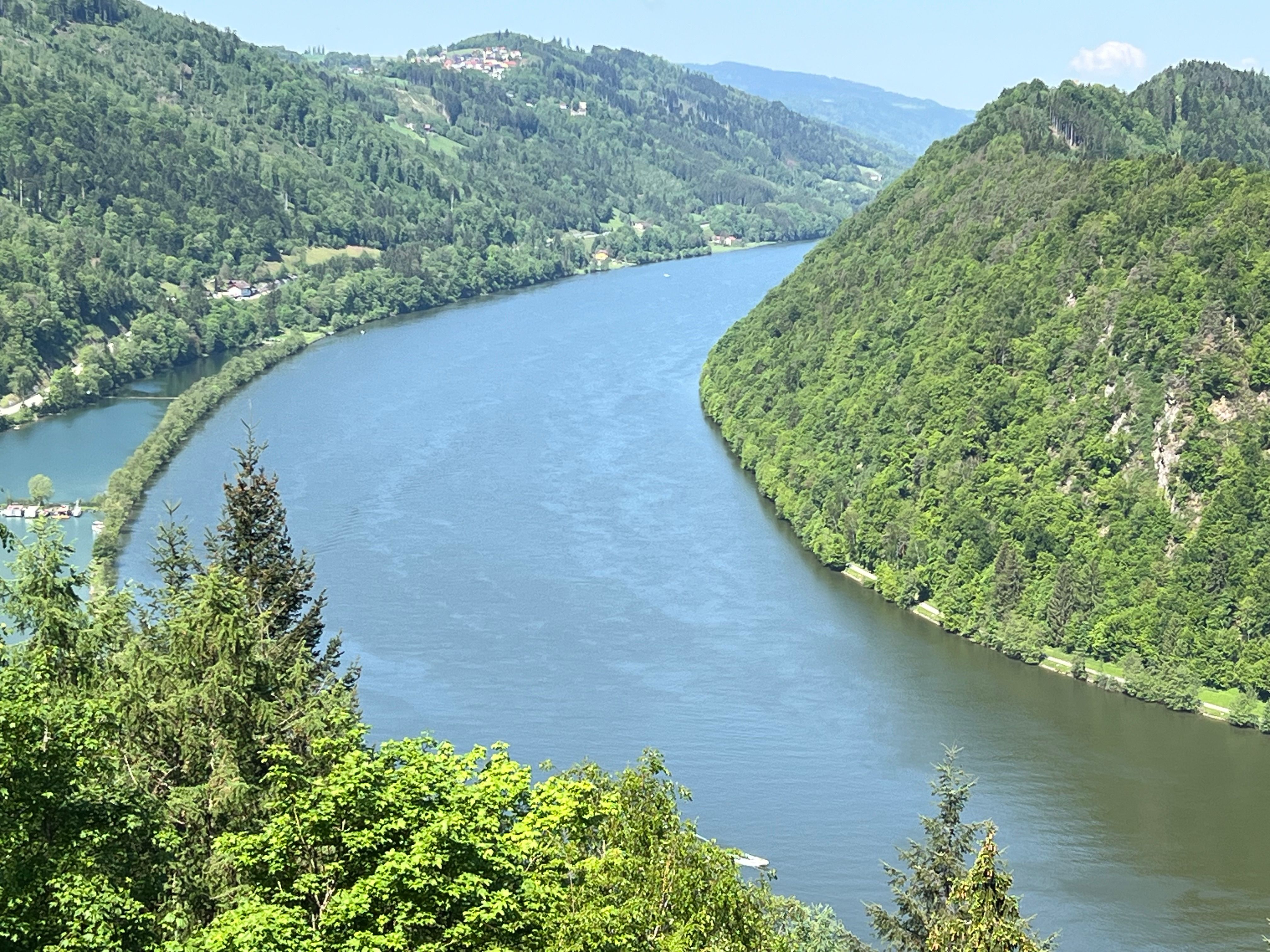 Der Donauradweg schlängelt sich am Ufer entlang durch das enge Donautal bei Obernzell