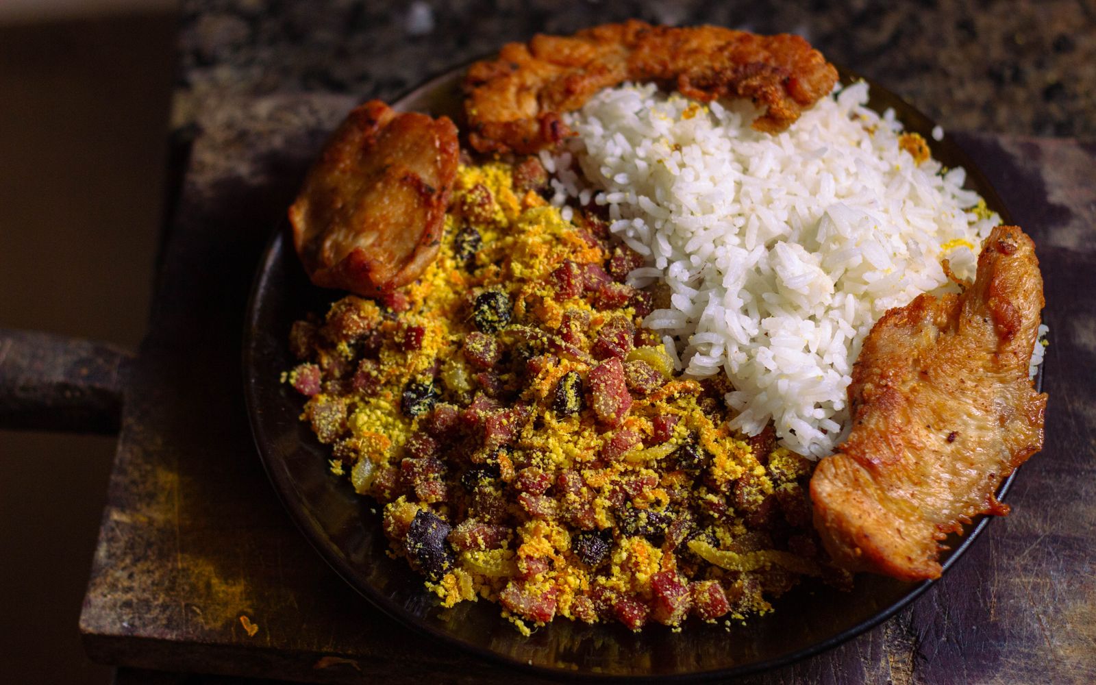 Foto de Feijão tropeiro com arroz e couve