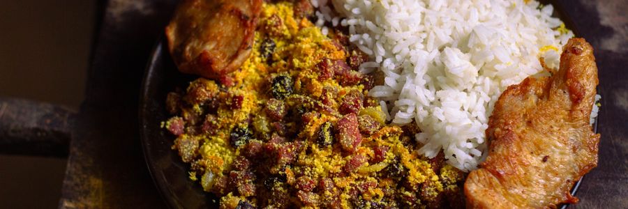 Foto de Feijão tropeiro com arroz e couve