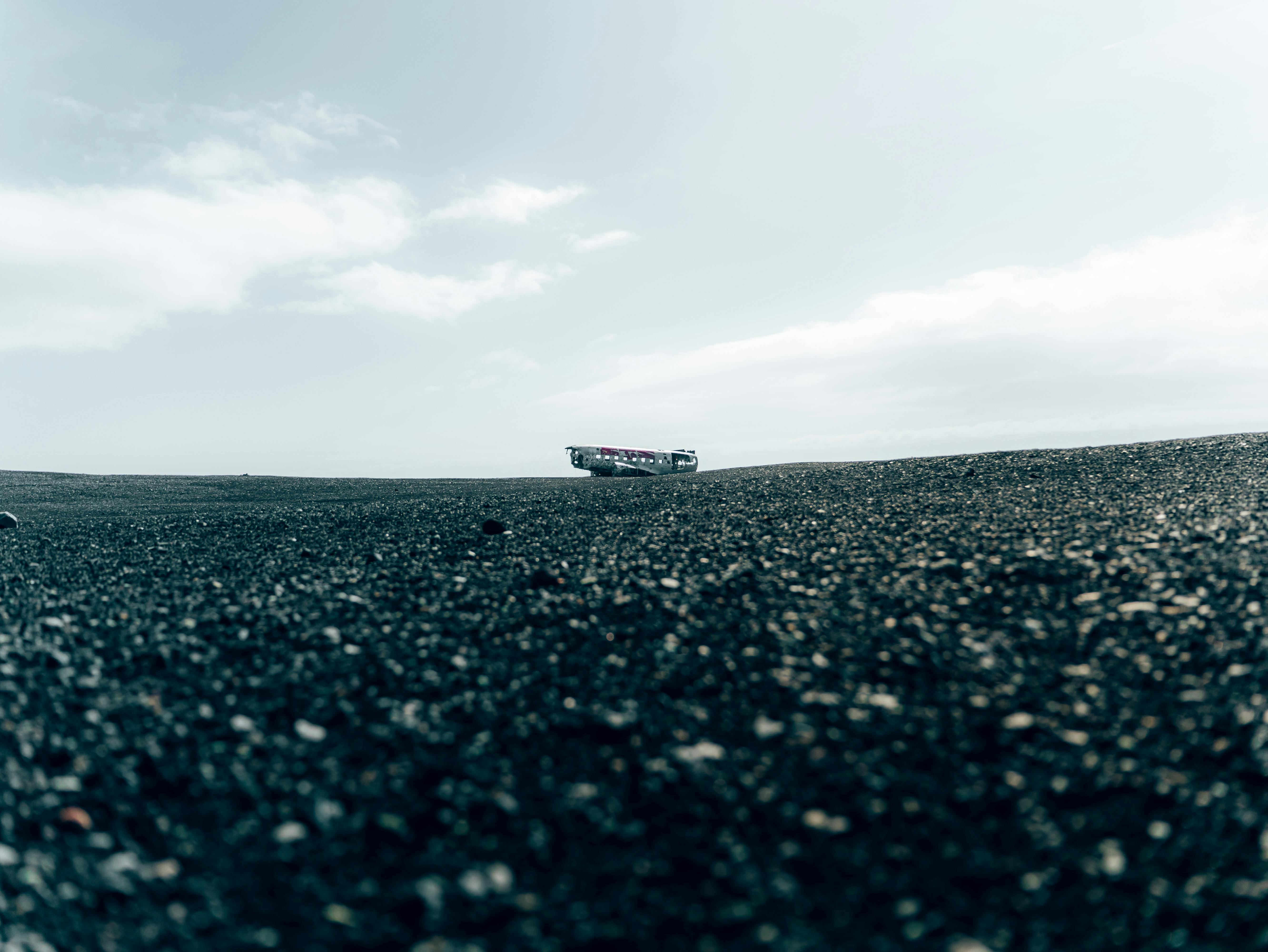 Gratis Flugzeugwrack Auf Schwarzem Strand En La Isla Foto de stock