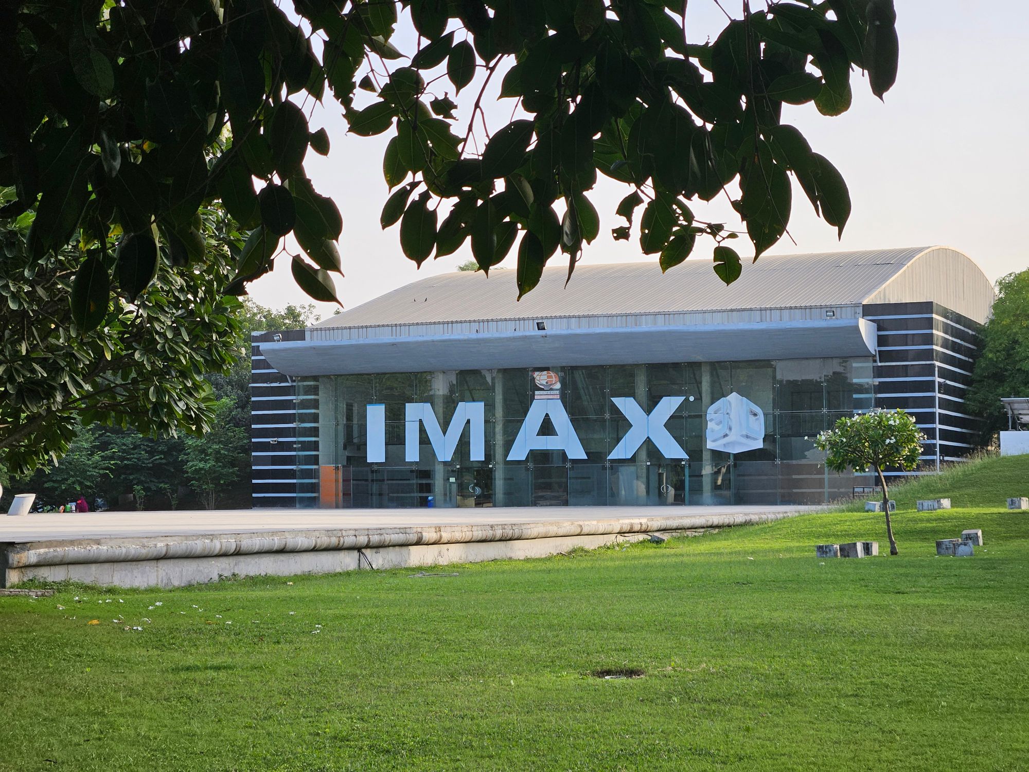 Cámara de cine de gran formato montada sobre un trípode dentro de un set oscuro