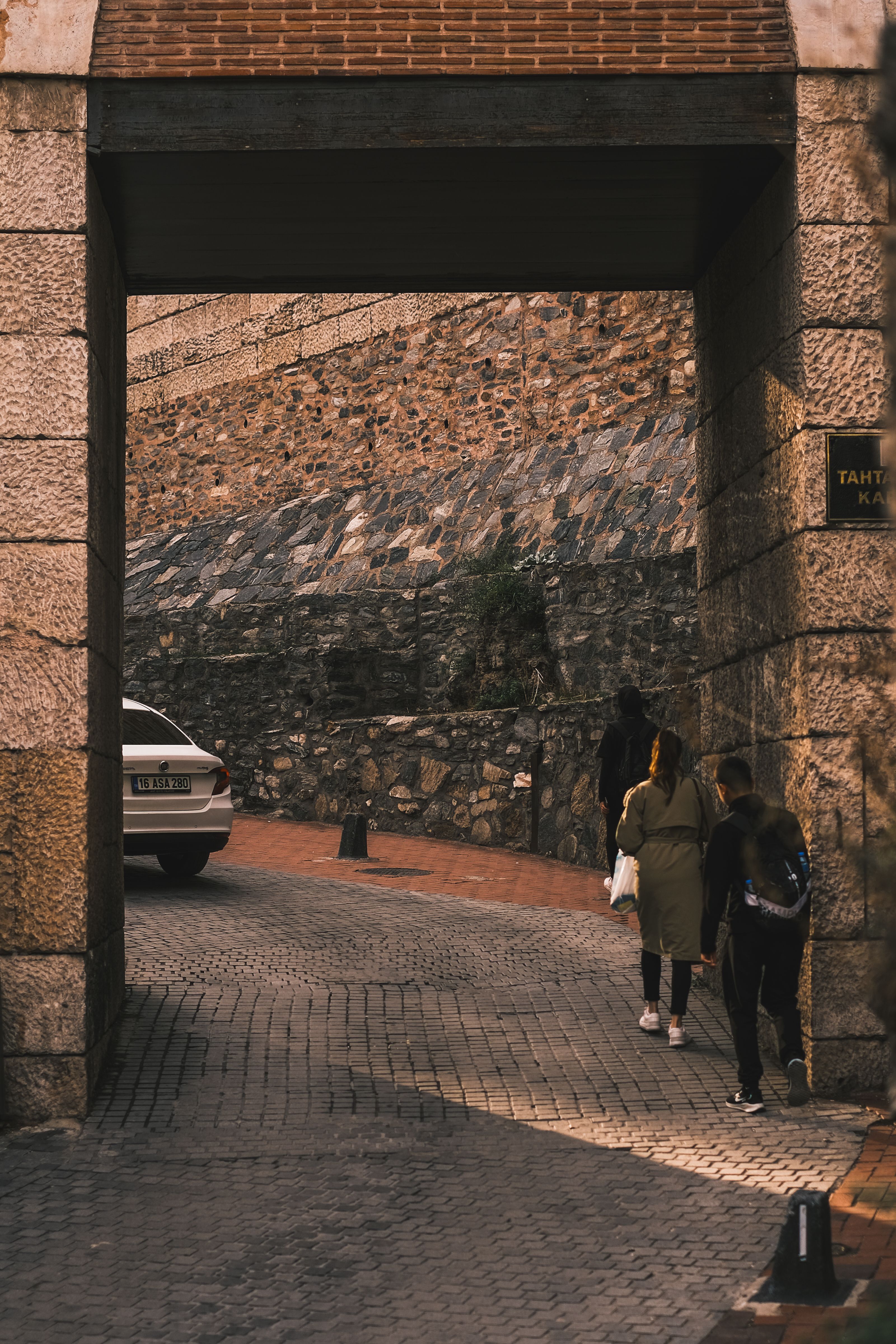 Tunel de piatră cu trecere boltită în orașul vechi Gjirokastër