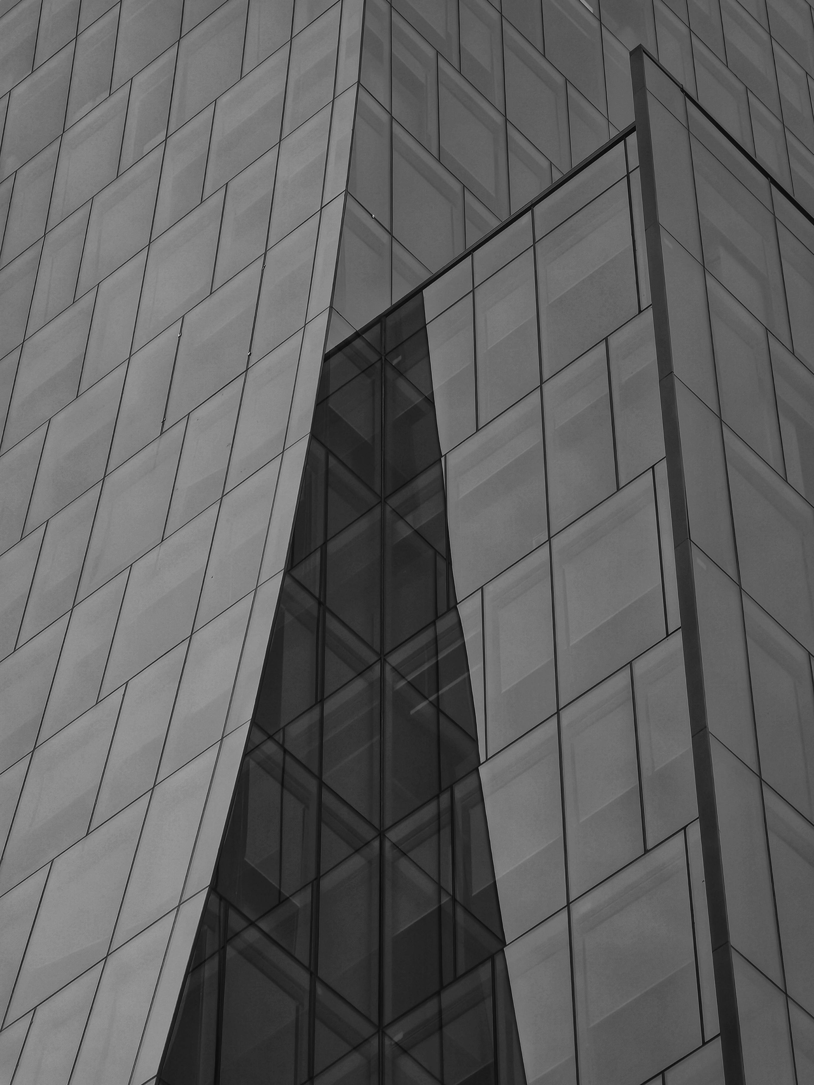 무료 칠레 산티아고의 미니멀리스트적 추상 건축 외관을 클로즈업으로 찍은 사진으로, 현대적인 디자인을 선보입니다. 스톡 사진