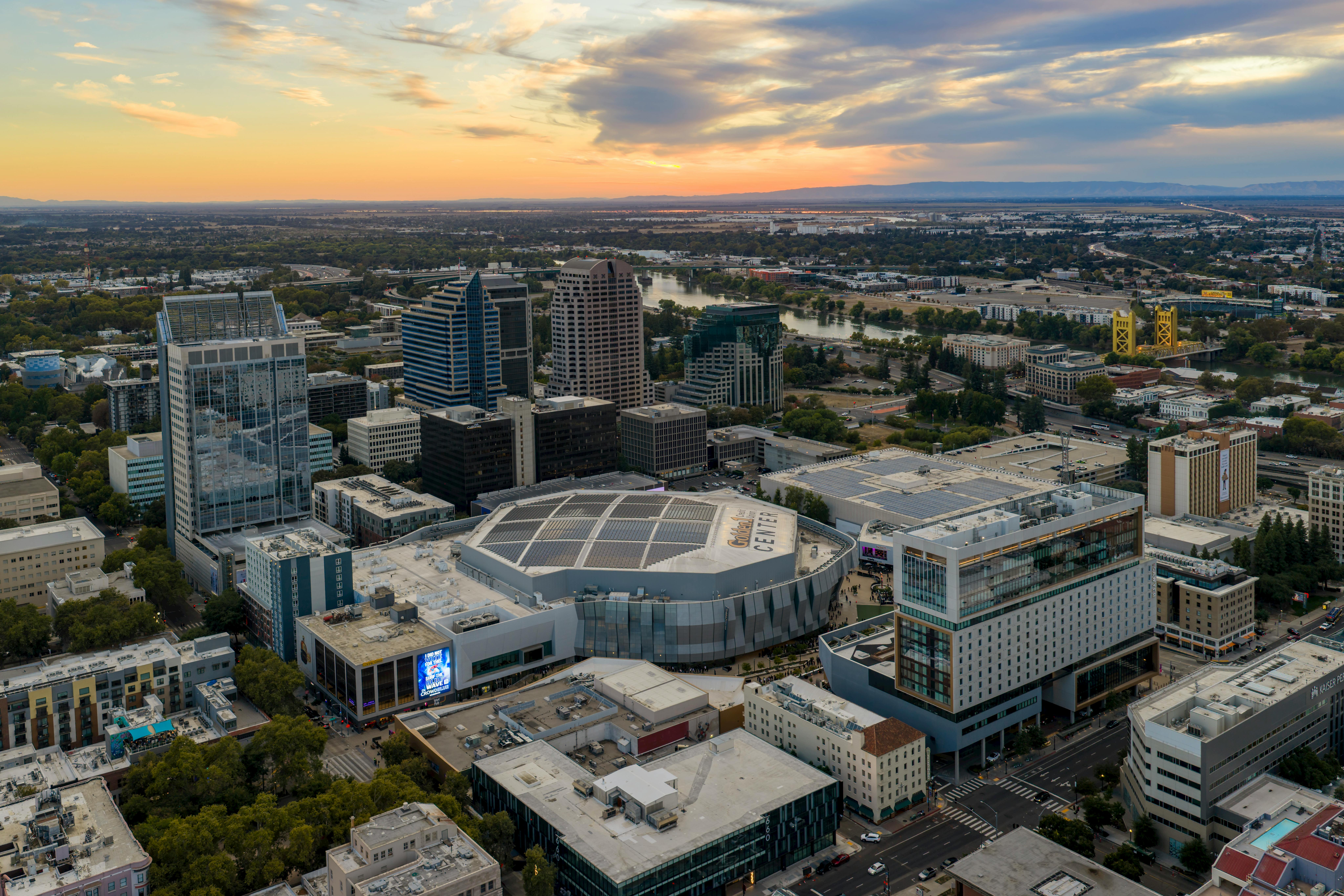 Gratis Esplora il vivace paesaggio urbano di Sacramento con il Golden 1 Center e l'iconico Tower Bridge al tramonto. Foto a disposizione