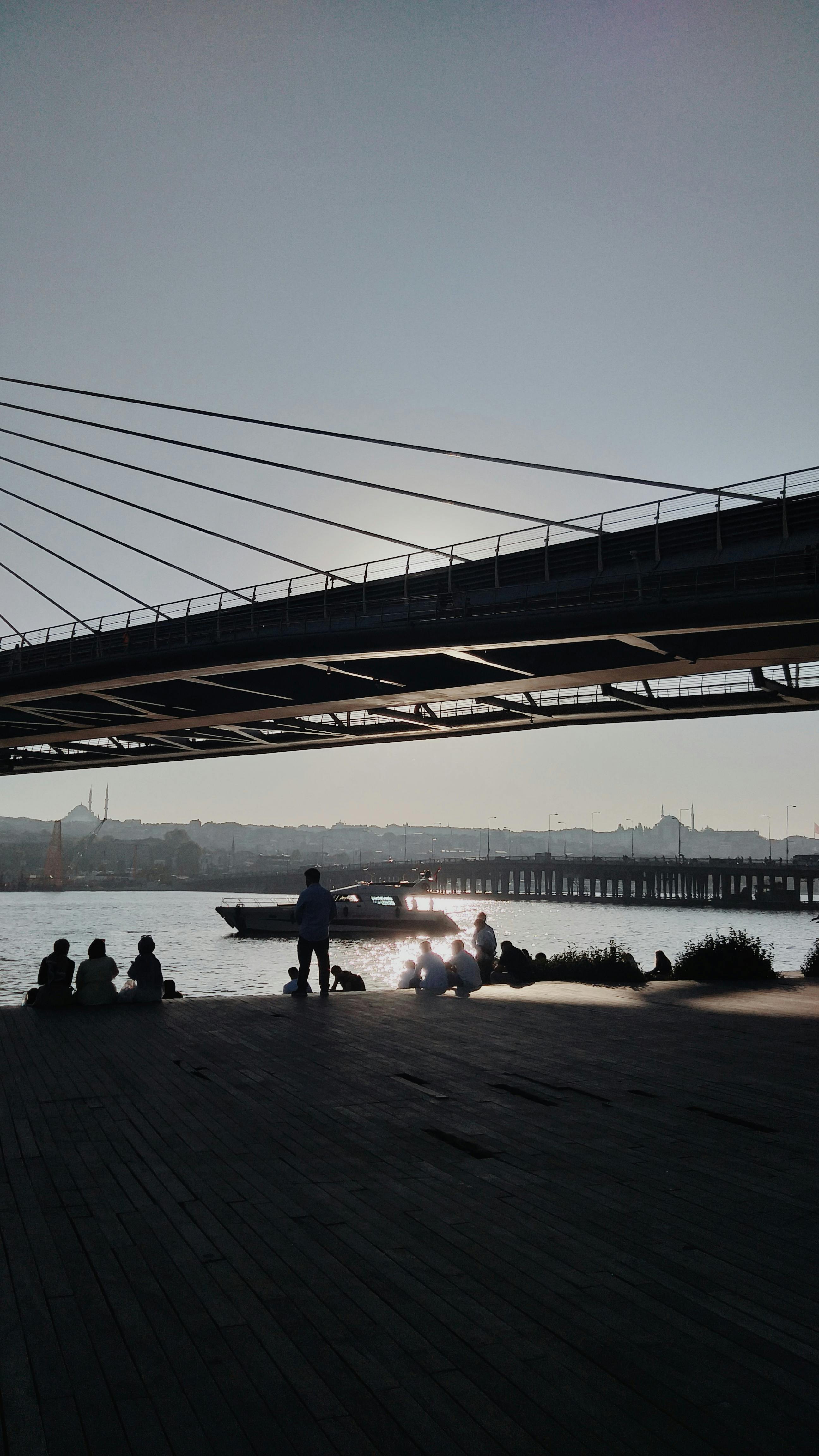 Gratuit Silhouette spectaculaire sous un pont à Istanbul avec vue sur le coucher du soleil et le paysage urbain. Photos