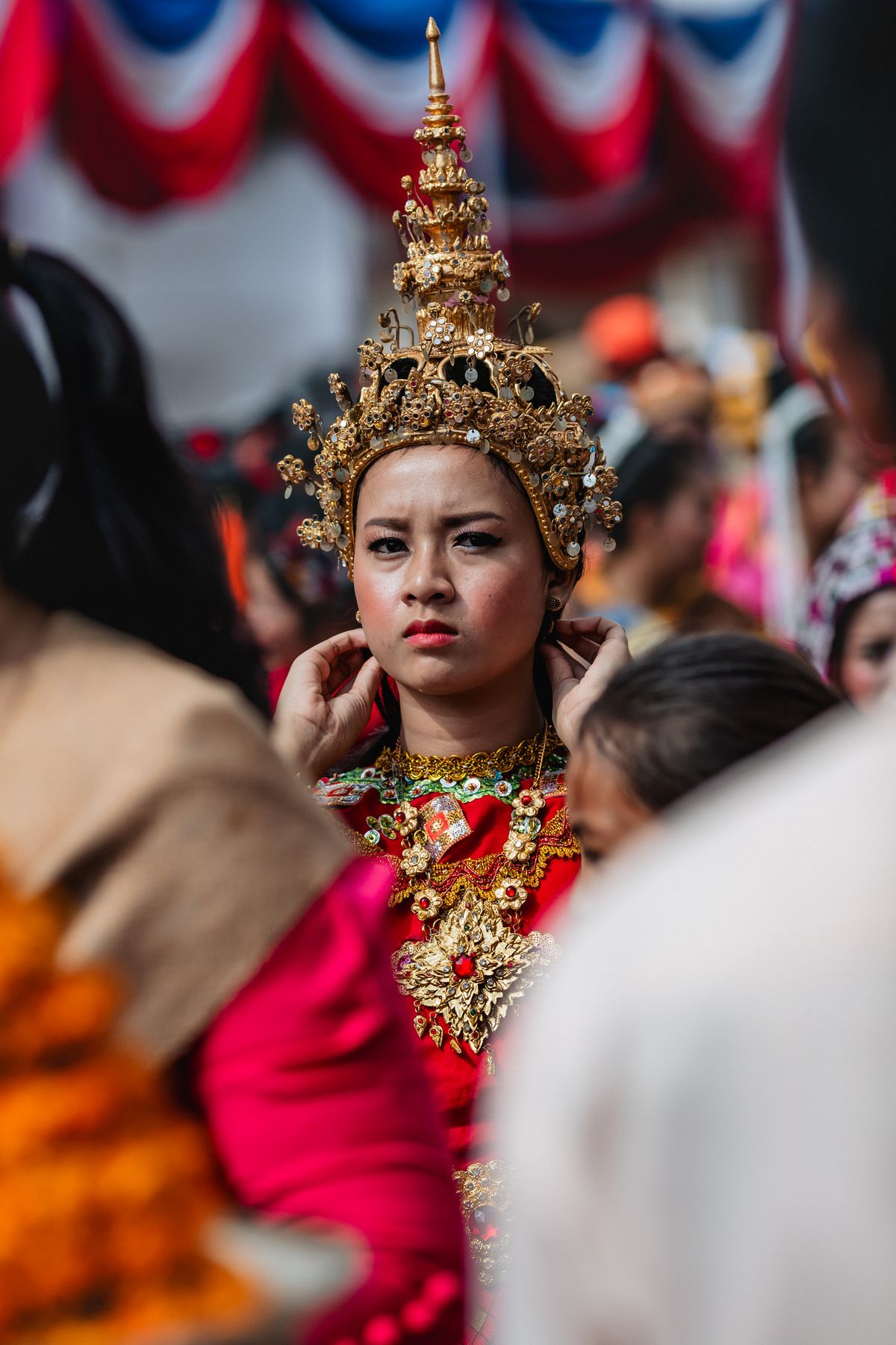หญิงลาวในชุดพื้นเมืองที่เวียงจันทน์ ประเทศลาว สำหรับบทความวีซ่าลาวและการเดินทางเข้าลาว