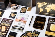 黄金投资的宣传材料包括小册子、卡片和金条，请平放