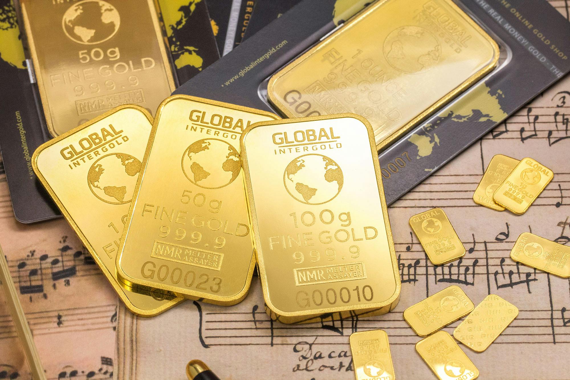 Gold Global Plates · Free Stock Photo