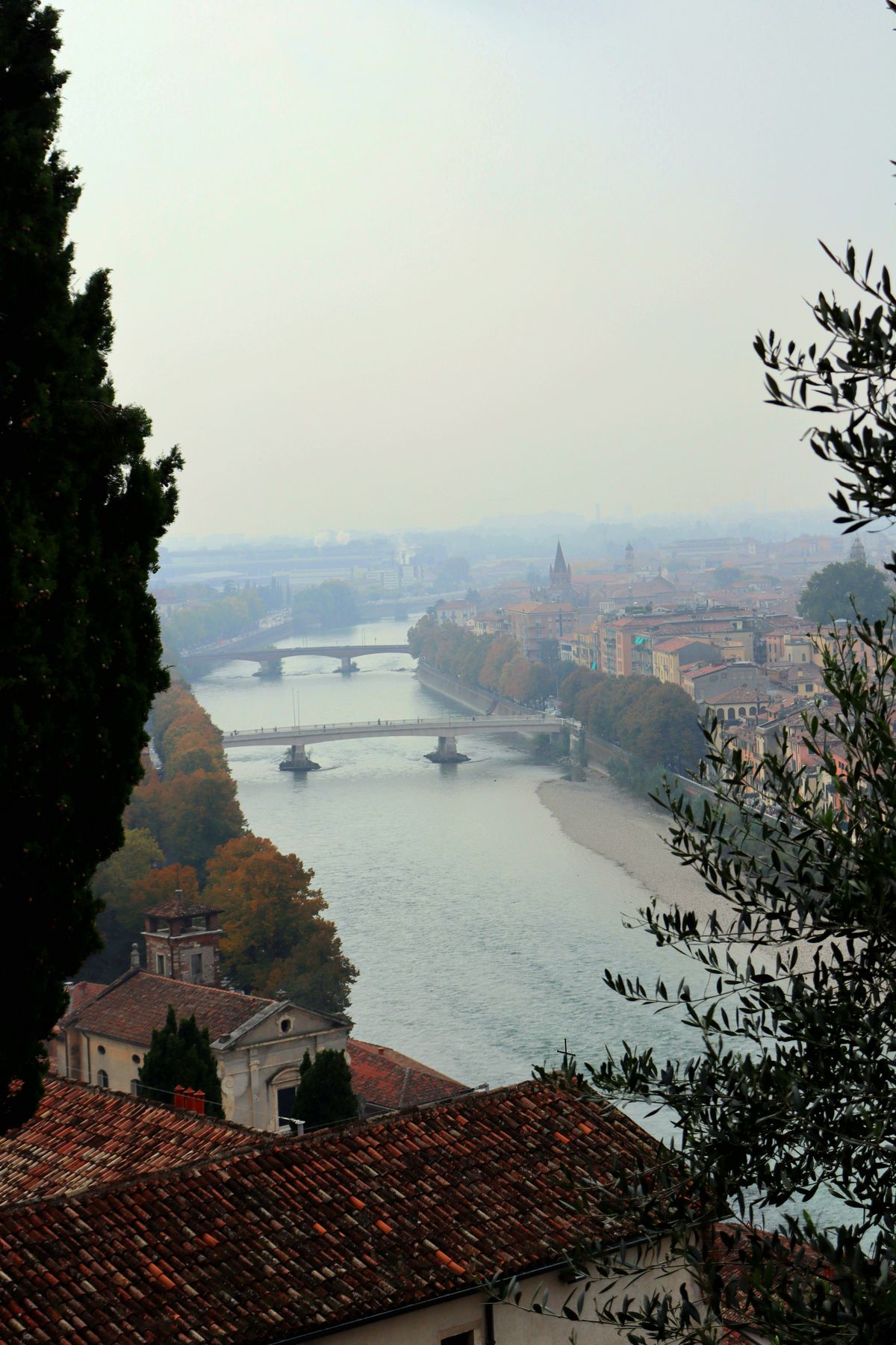 Unde te cazezi în Verona - Borgo Trento, râul Adige toamna prin oraș