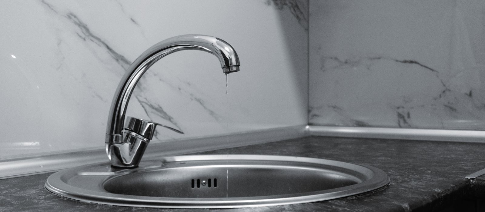 Kitchen faucet dripping water