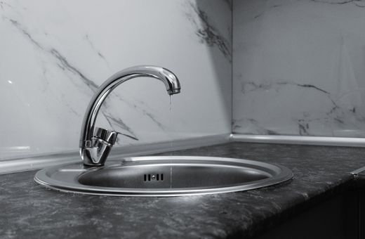 Kitchen faucet dripping water