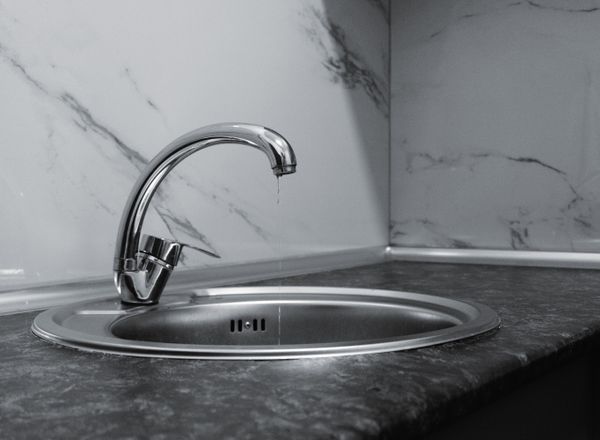 Kitchen faucet dripping water
