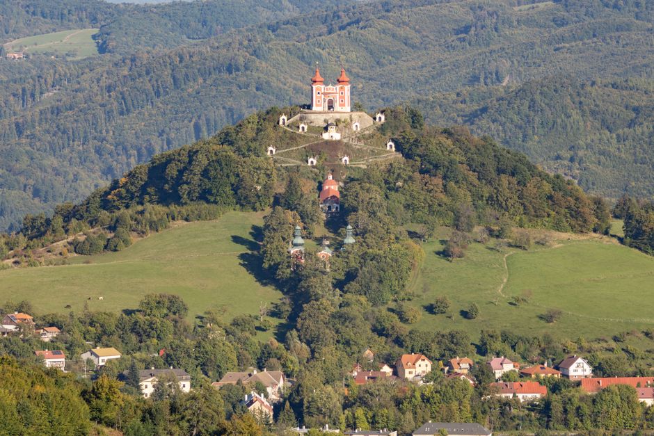 Barokní poutní kostel na kopci v horách