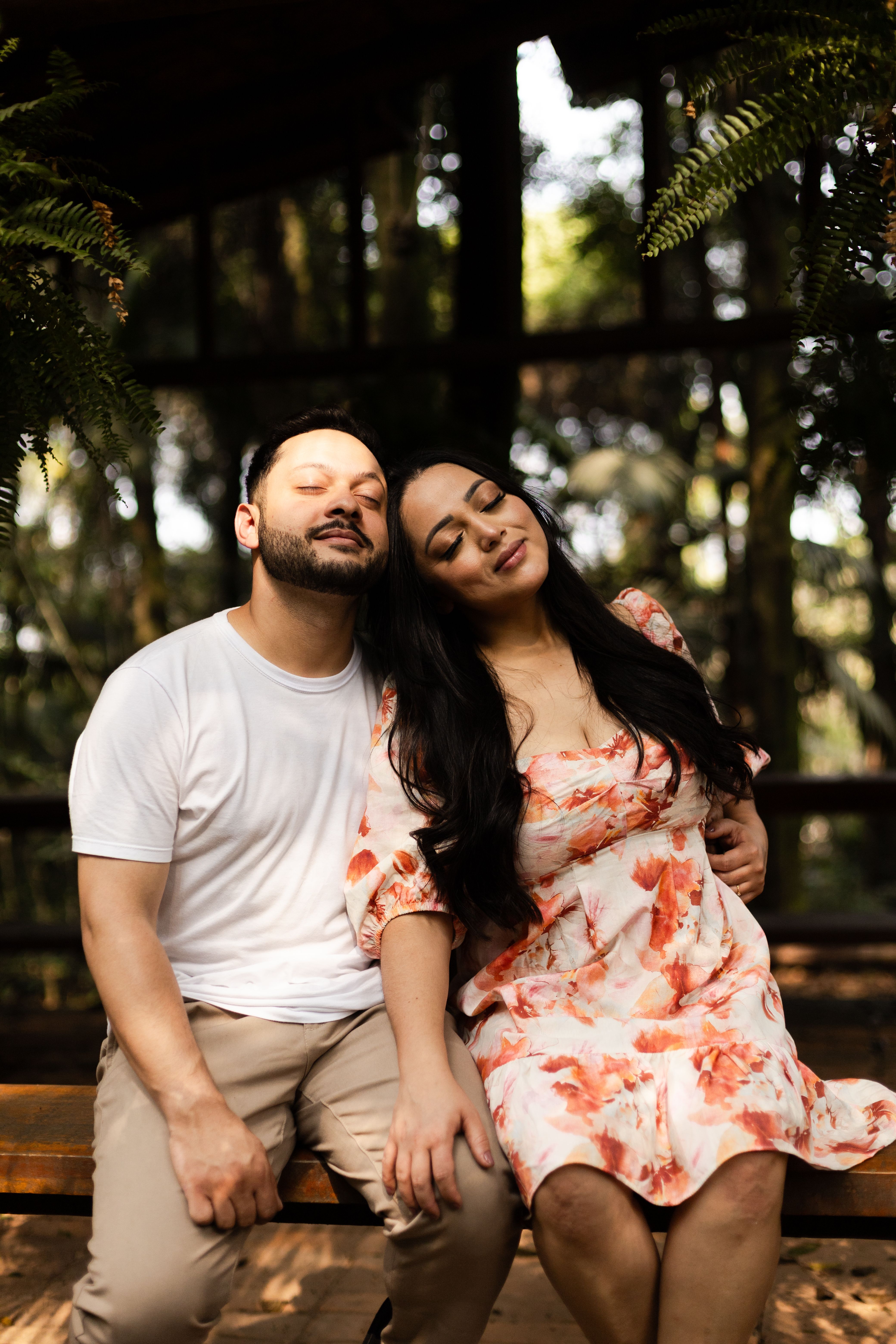 A couple enjoys a peaceful moment in a lush São Paulo park, epitomizing love and tranquility.