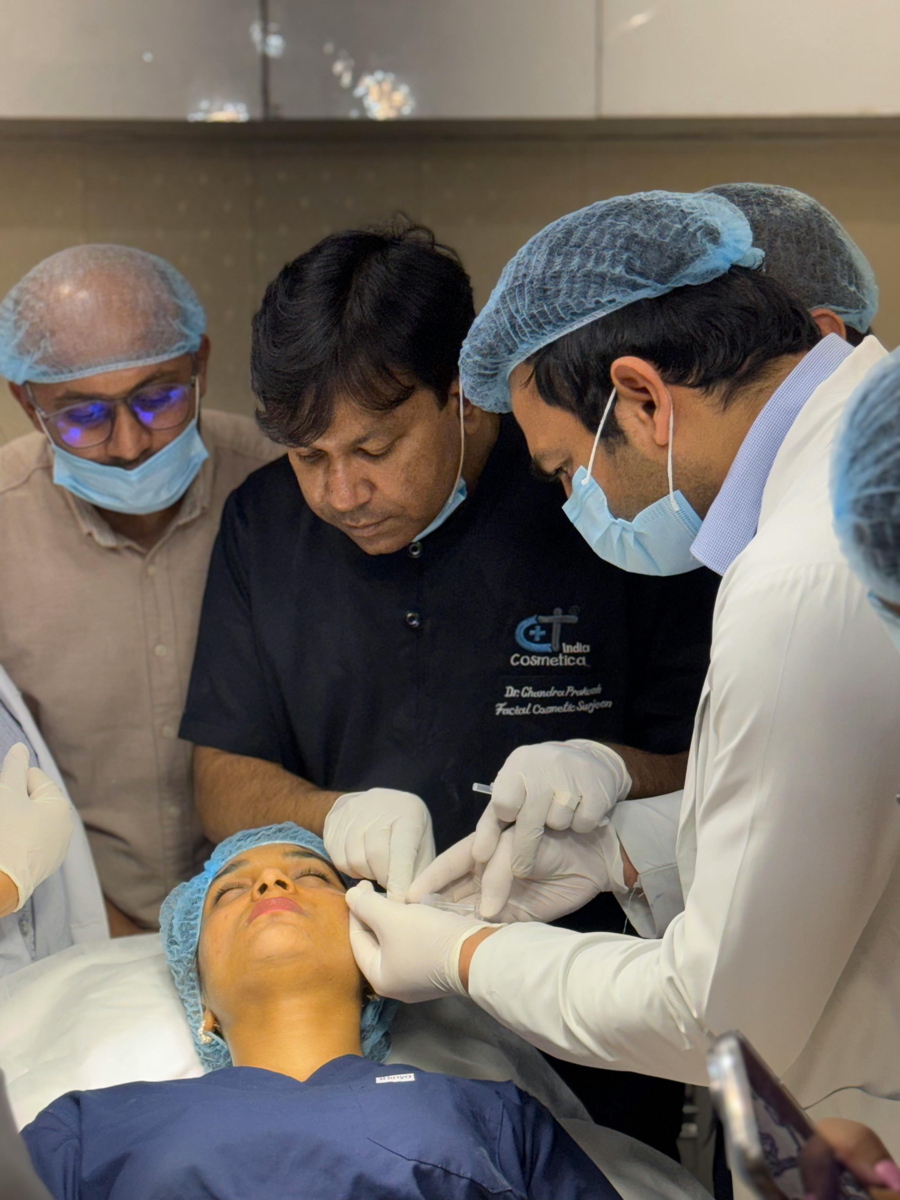 Medicii clujeni au îndepărtat o tumoră în urma unei operații de 7 ore; pacienta s-a reîntâlnit cu echipa după 2 luni