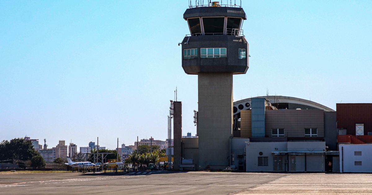 Torre de controle do Aeroporto de Londrina em dia ensolarado