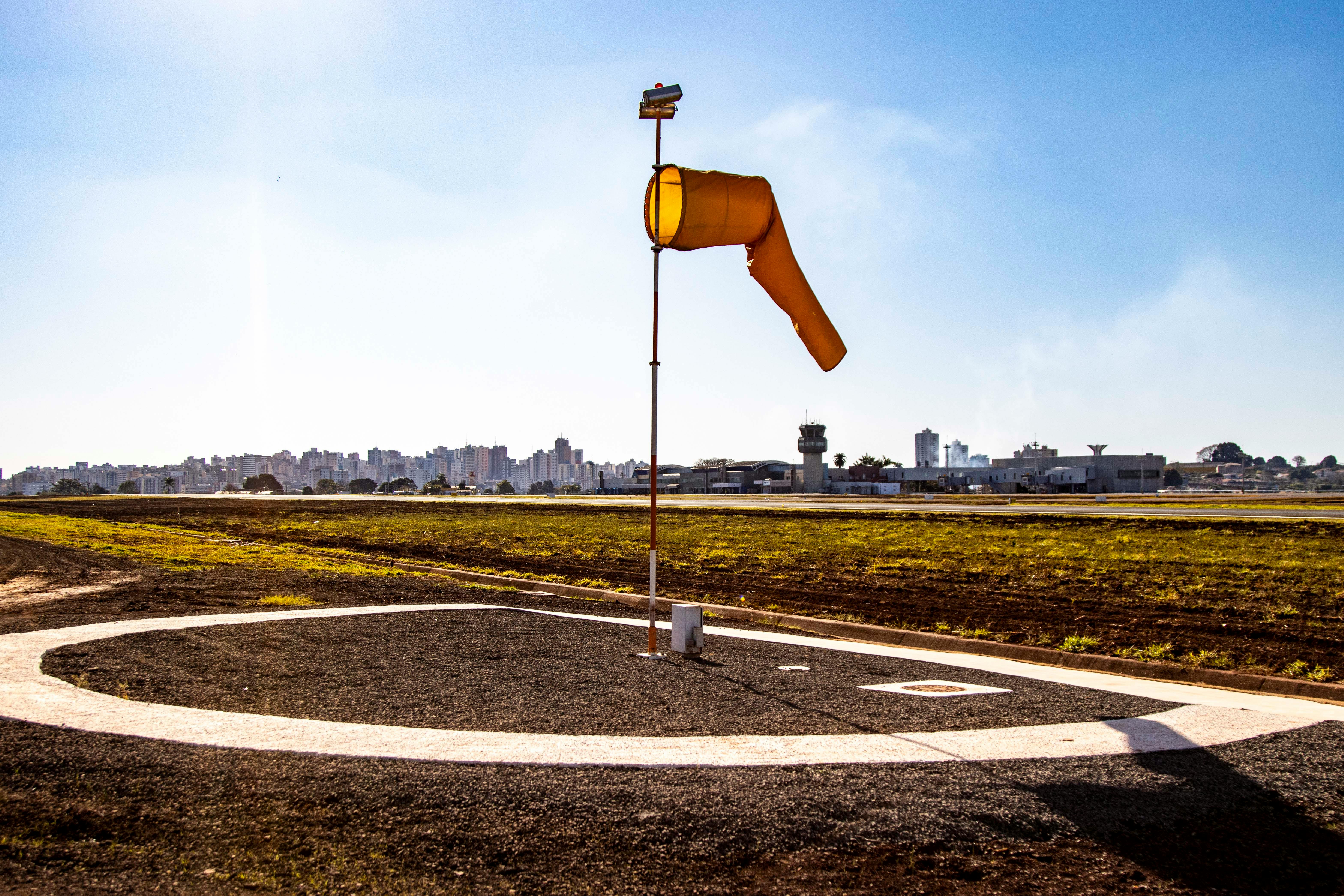 Gratis Vista di una manica a vento e della torre di controllo all'aeroporto di Londrina, che mette in risalto l'aviazione e le comunicazioni. Foto a disposizione