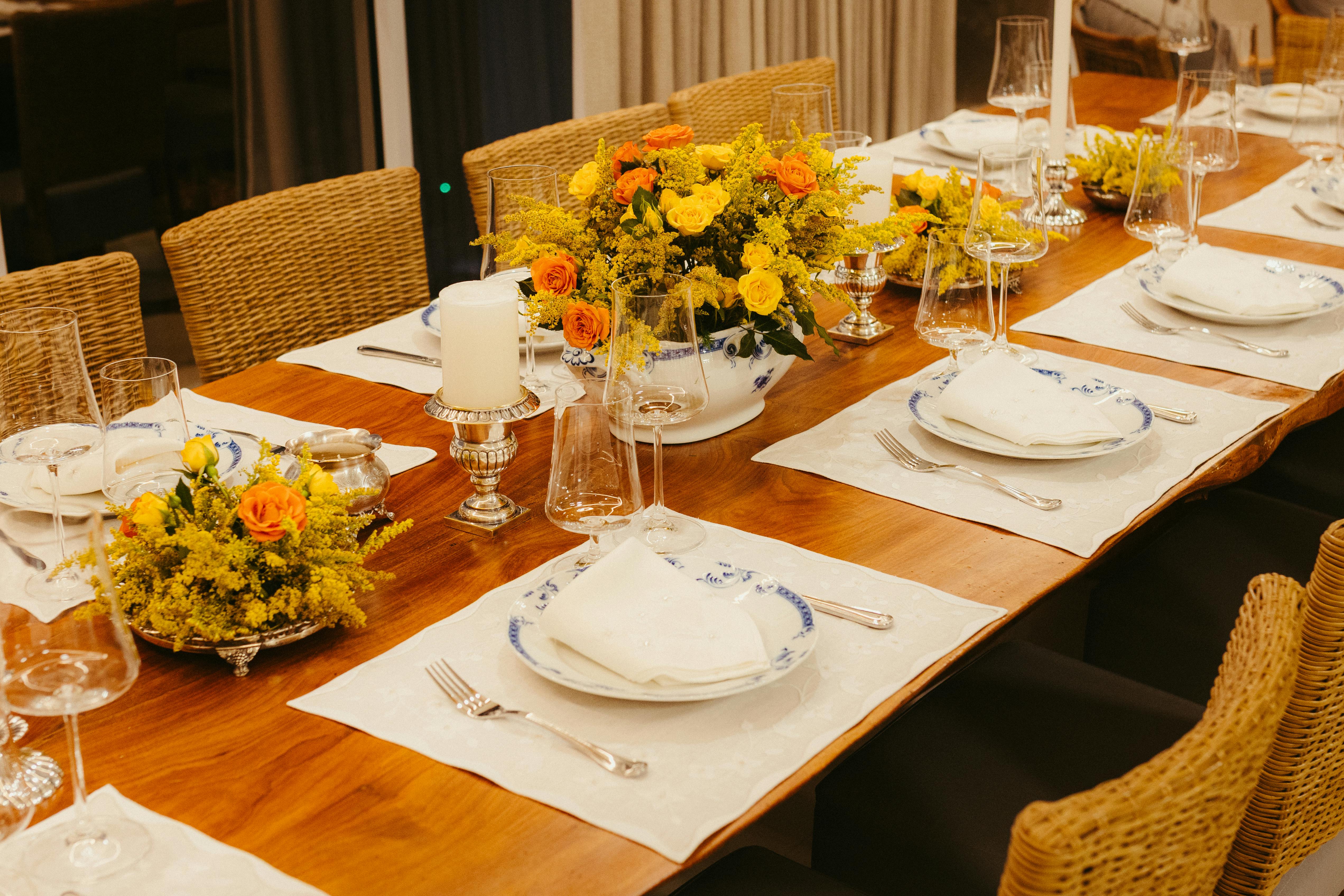 Table élégamment dressée pour un dîner à la maison